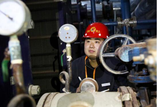 “孝子”高永镇：供暖初期一月瘦了15斤 一边打吊瓶一边保供暖