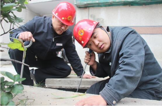 “孝子”高永镇：供暖初期一月瘦了15斤 一边打吊瓶一边保供暖