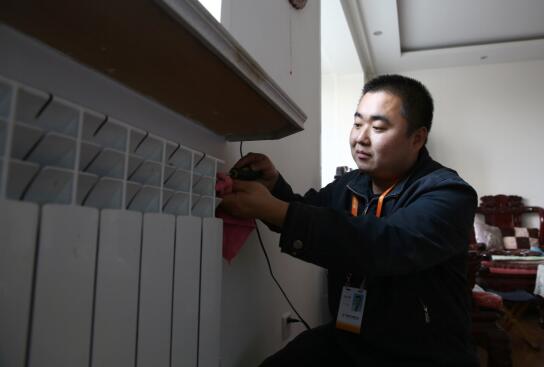 “孝子”高永镇：供暖初期一月瘦了15斤 一边打吊瓶一边保供暖