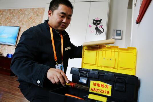 “孝子”高永镇：供暖初期一月瘦了15斤 一边打吊瓶一边保供暖