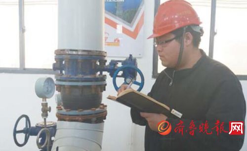 张环宇抄录水表数据。齐鲁晚报记者于悦摄