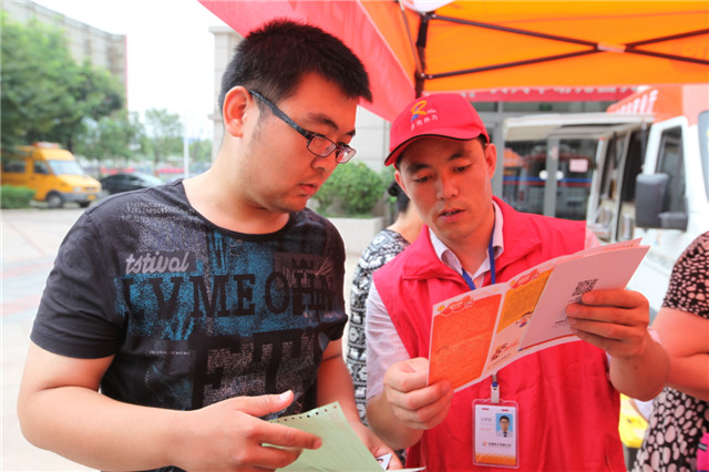 供暖管家进社区问暖。