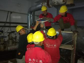 2.热力人加班加点对换热站进行打压和调试