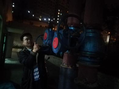 2.热力人加班加点对换热站进行打压和调试2