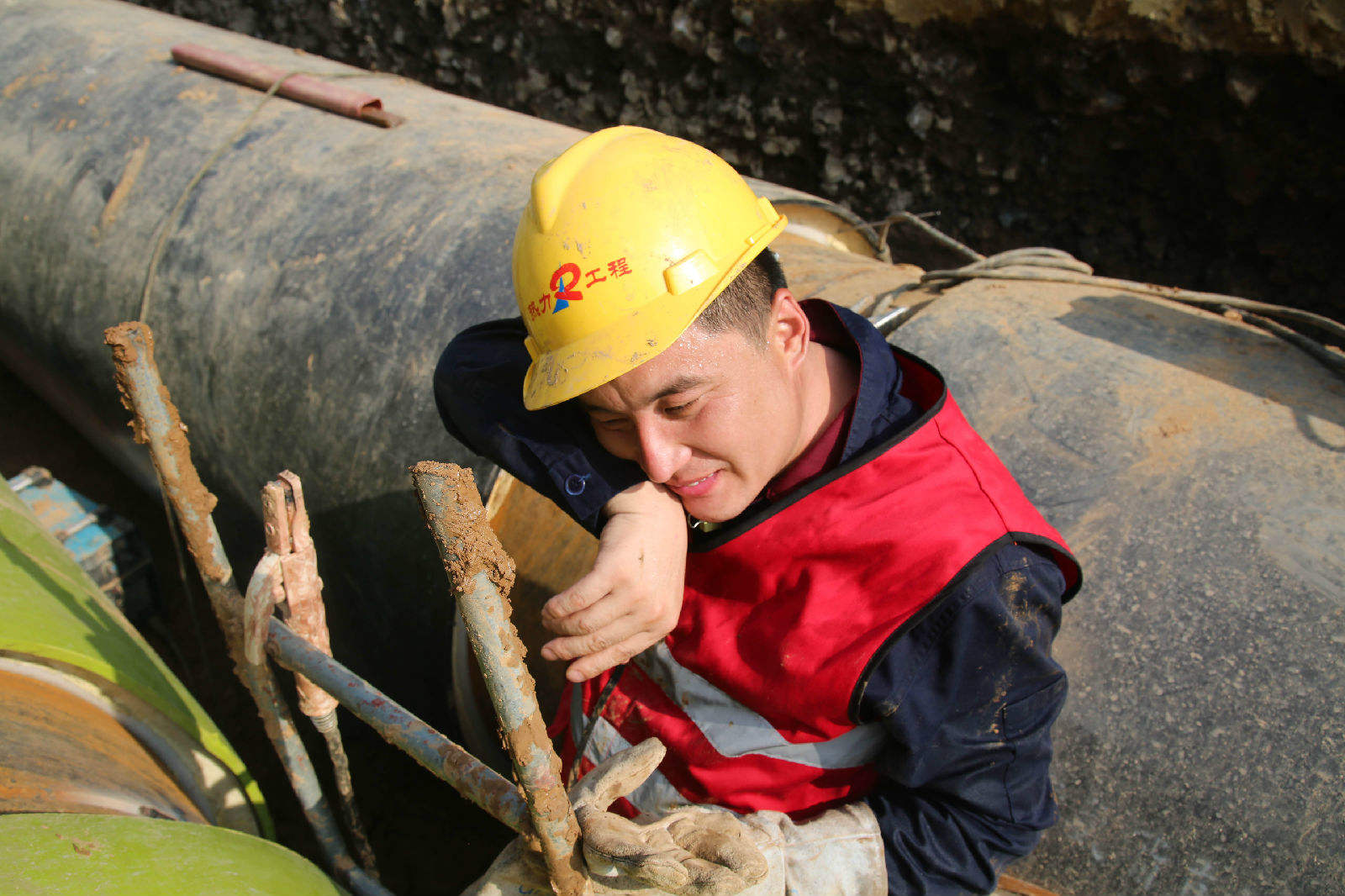烈日下坚守的热力人