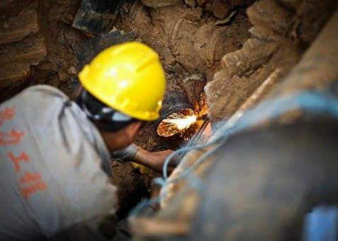ok138太阳集团工人在进行二次管网改造工作。（资料图）