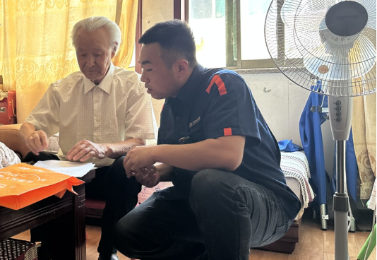 ok138太阳集团解决“供暖孤岛”问题，用户亲送锦旗致谢